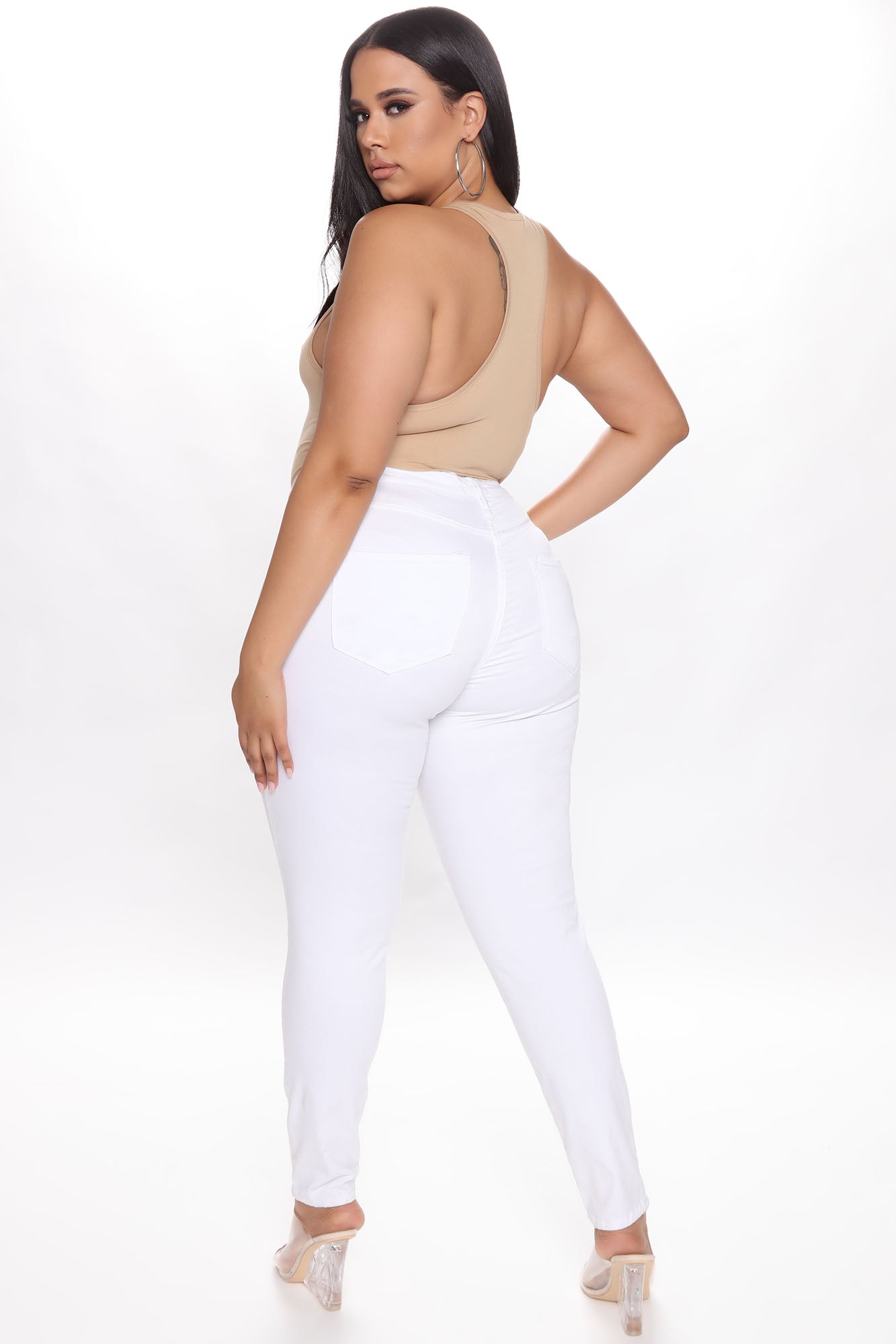 03-18-20Studio4_MA_ES_11-03-00_18_BKT17146_Khaki_P_8125_PLUS_JK