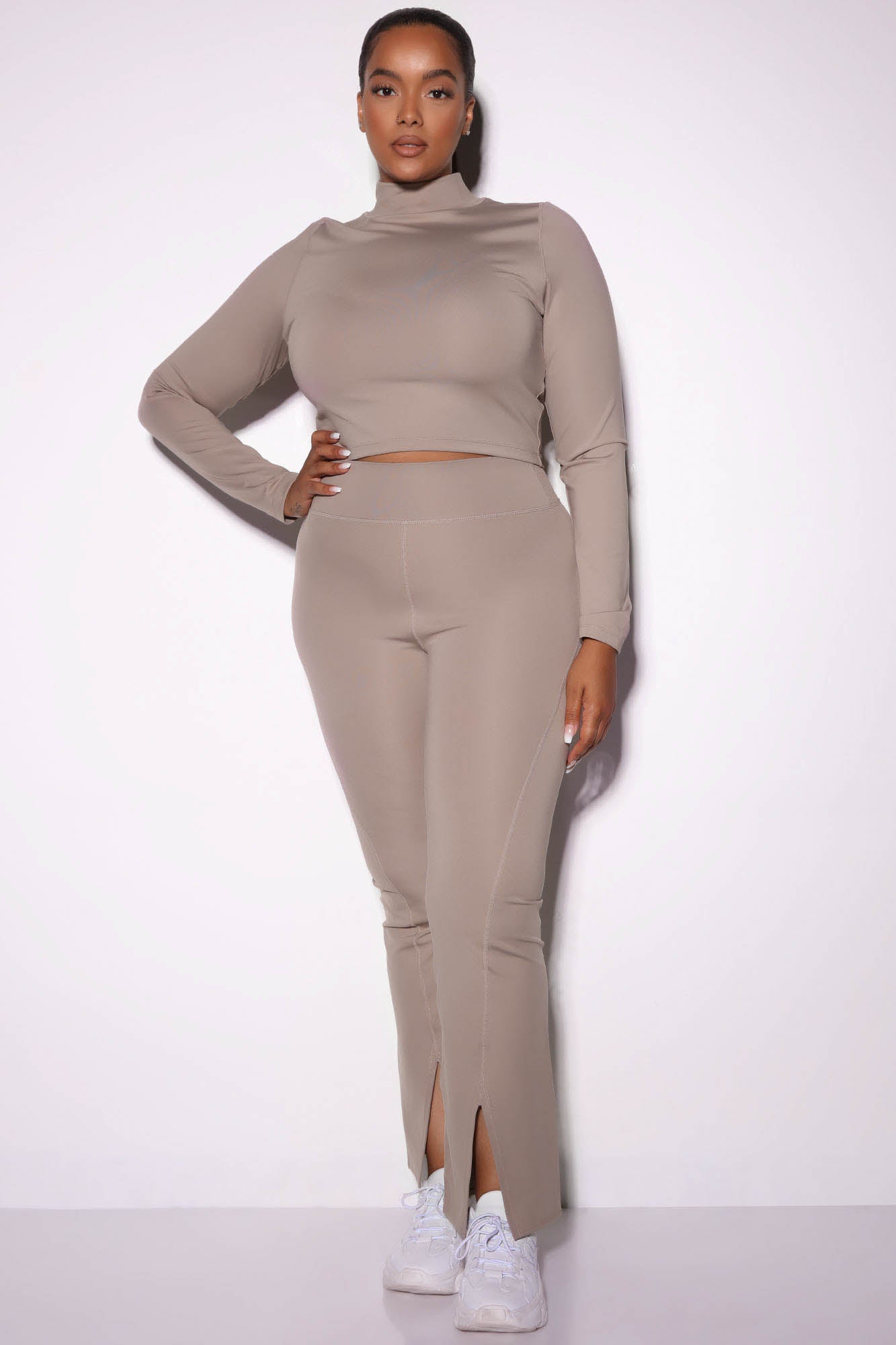 03-30-22Studio6__SN_MR_13-37-04_24_ZDNS122T1DY_Taupe_P_1026_PLUS_PB_921936ed-3c58-4059-9fd5-0f38683d66f1