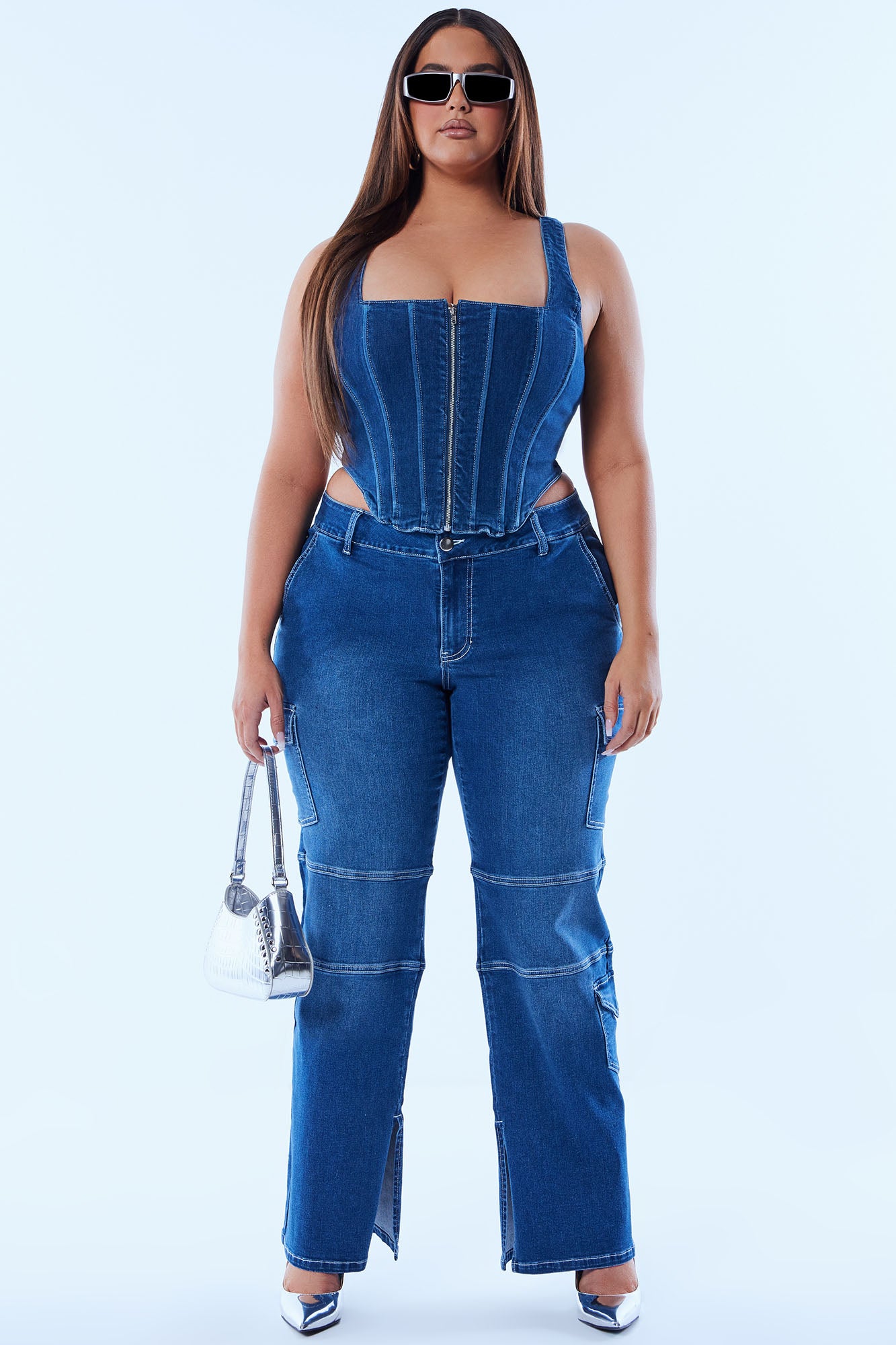 04-27-23DenimEditorial_TH_MR_15-13-38_34_P149951N_DarkWash_31_PLUS_JB_MH