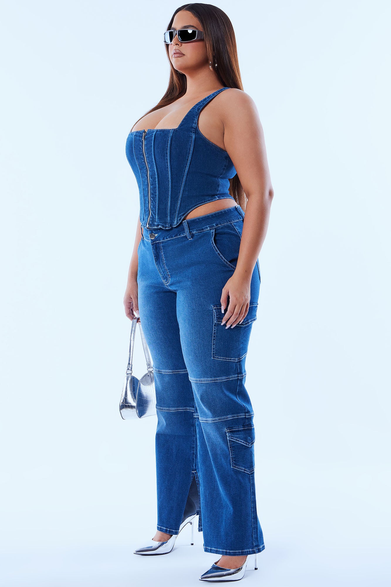 04-27-23DenimEditorial_TH_MR_15-13-38_34_P149951N_DarkWash_33_PLUS_JB_MH