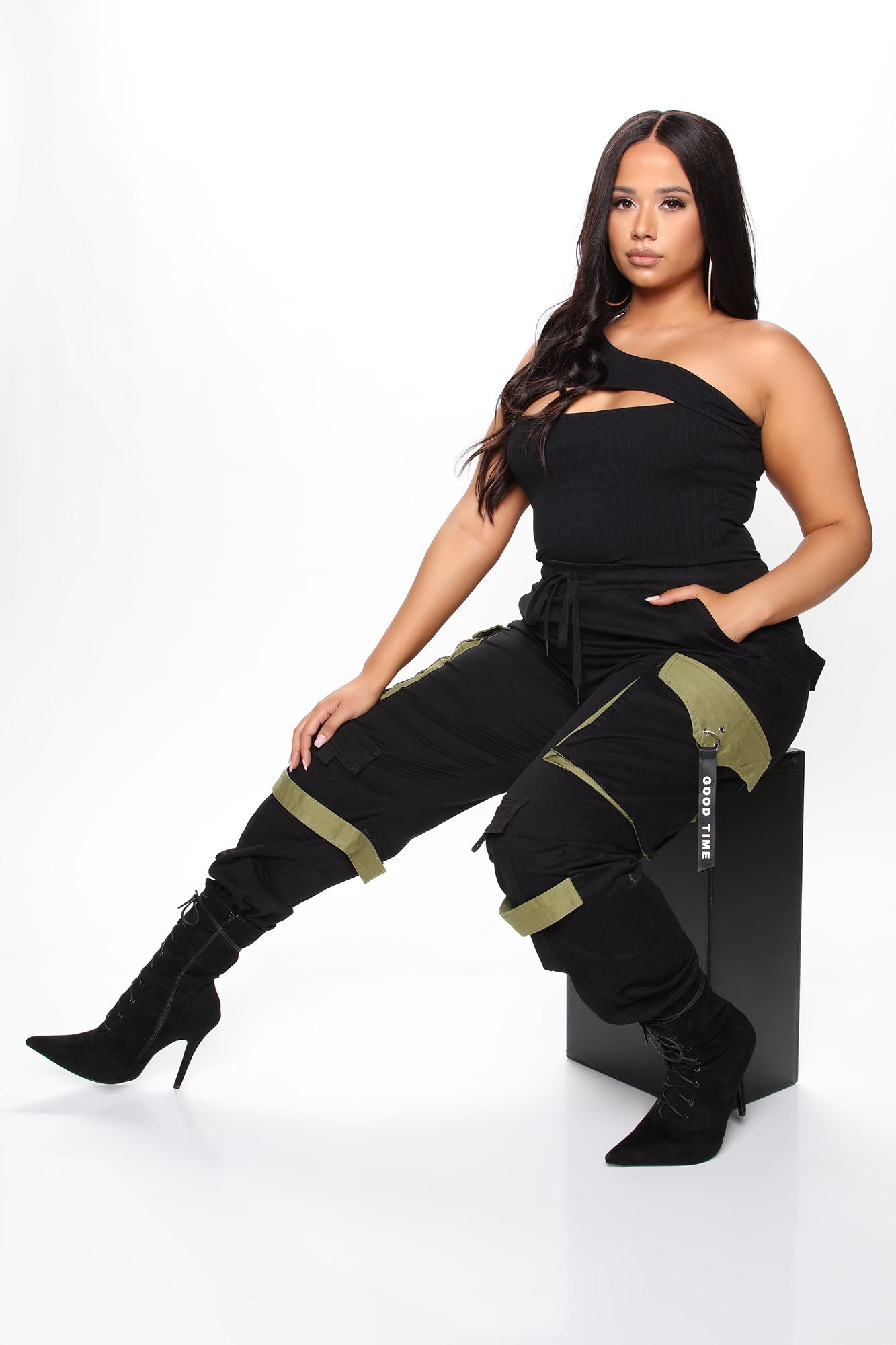 09-16-20Studio5_AP_JH_10-35-41_7_T21462ARAC_Black_P_0058_PLUS_KL